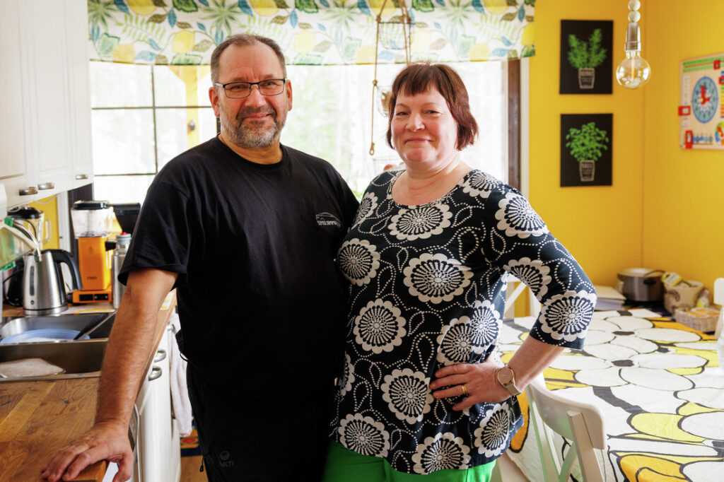Perhehoito paikan pitäjät Timo Tuononen (vasemmalla) ja Taru Tuononen ( oikealla) seisovat keittiössä ja katsovat kameraan.