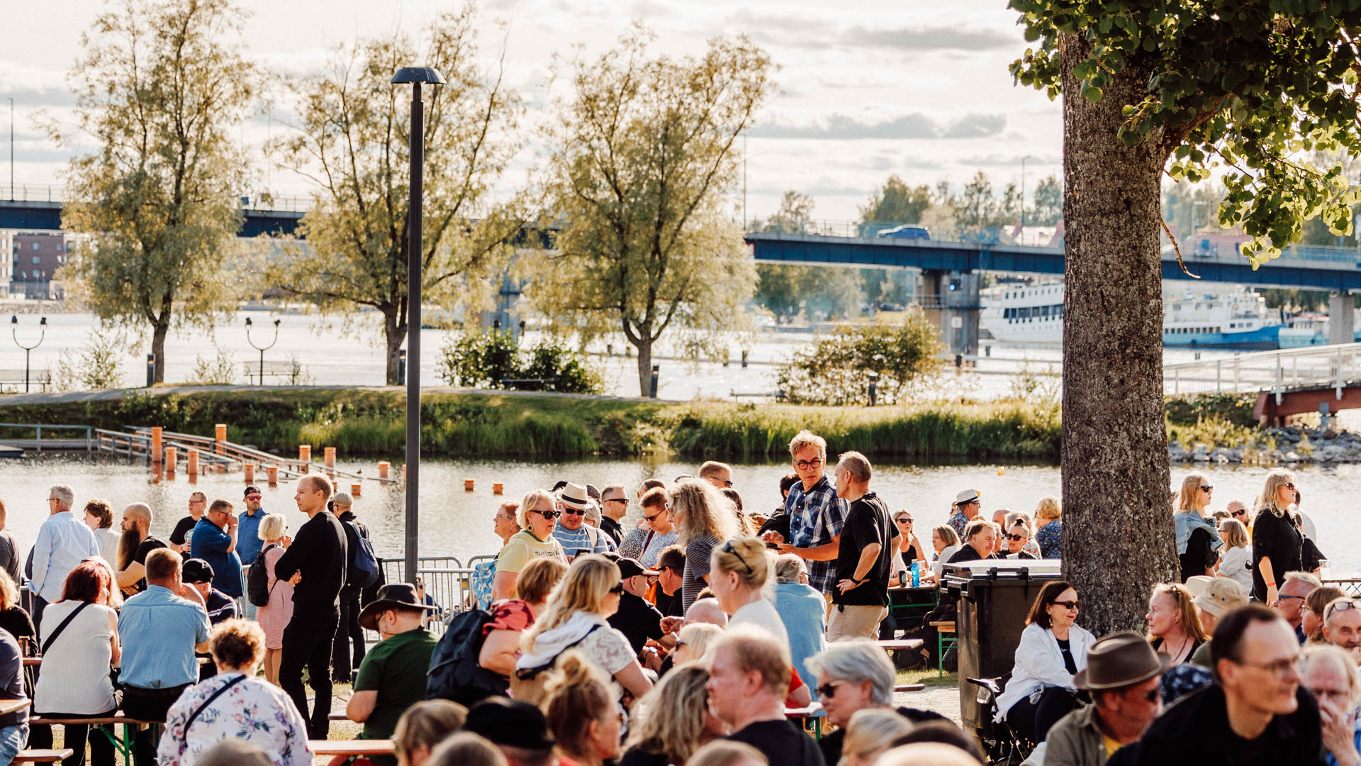 Yleisöä ilosaaressa olevassa kesätapahtumassa.