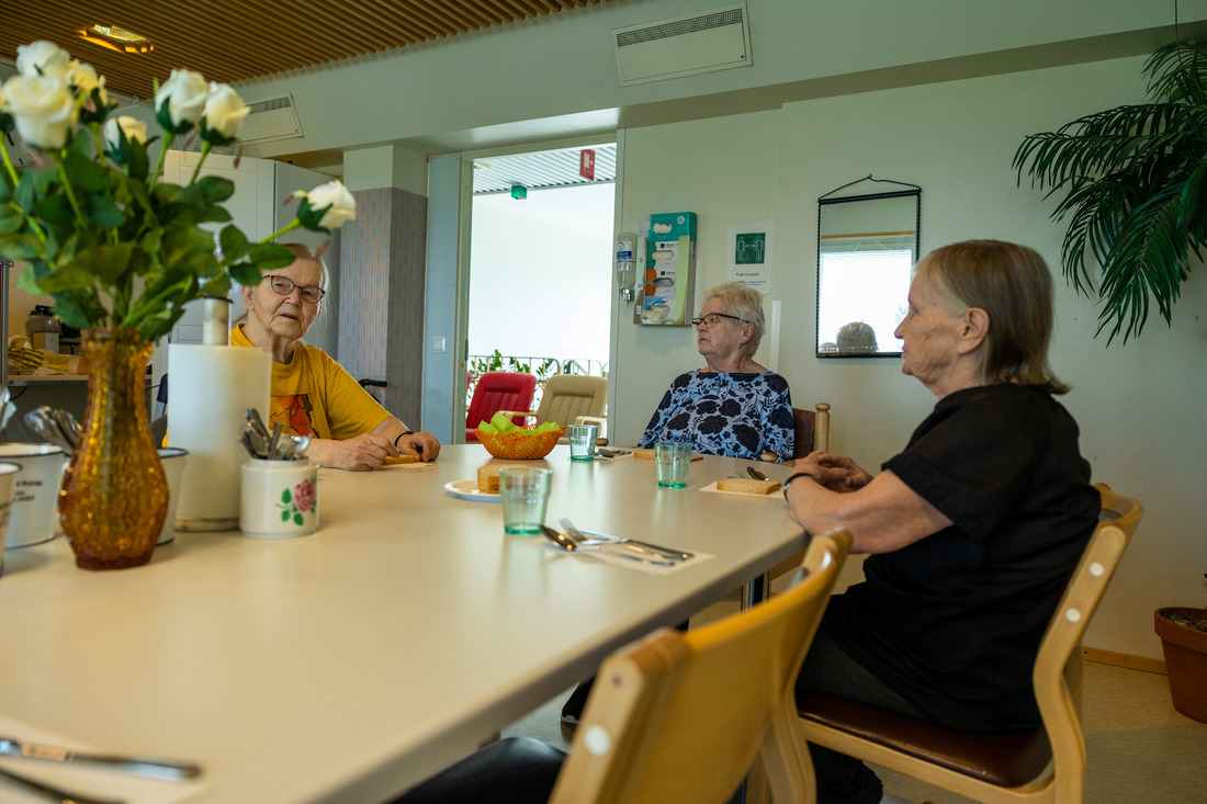 Polvijärven yhteisöasumisen yksikkö, asukkaita pöydän ääressä.