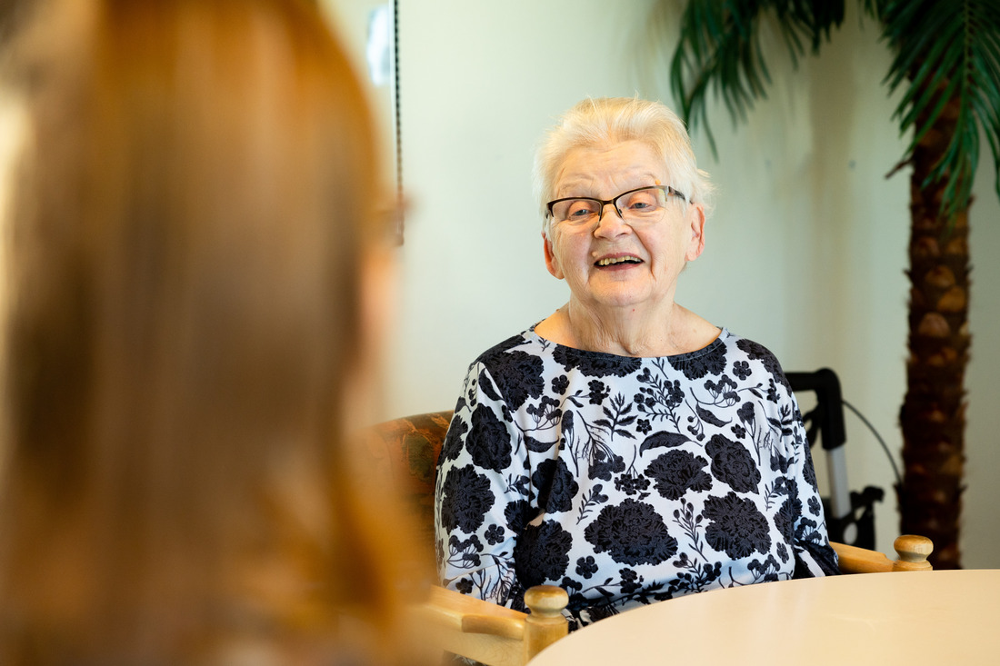 Polvijärven yhteisöasumisen yksikkö. Keskustelua asukkaan kanssa.