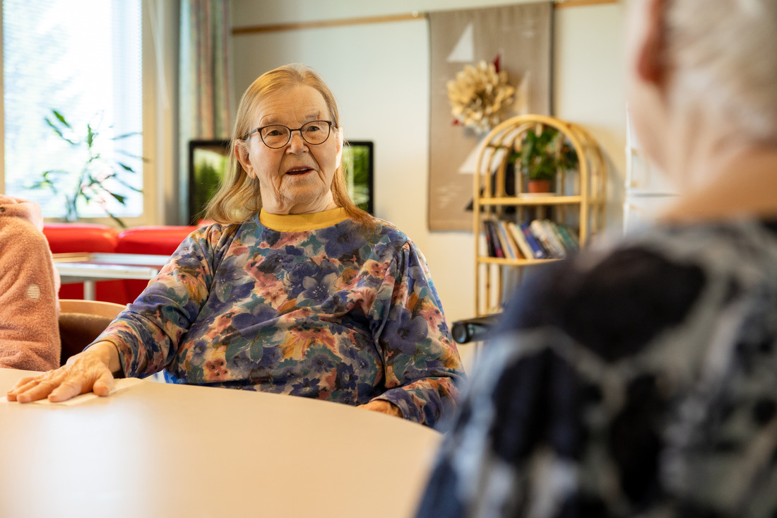 Polvijärven yhteisöasumisen yksikkö. Keskustelua asukkaan kanssa.