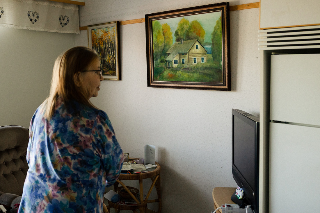 Polvijärven yhteisöasumisen yksikkö. Asukas omassa huoneessaan.