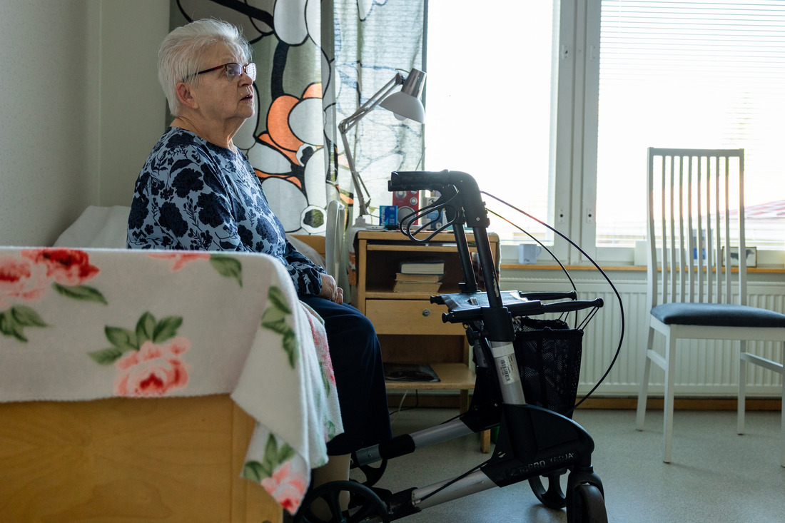 Polvijärven yhteisöasumisen yksikkö. Asukas huoneessaan.