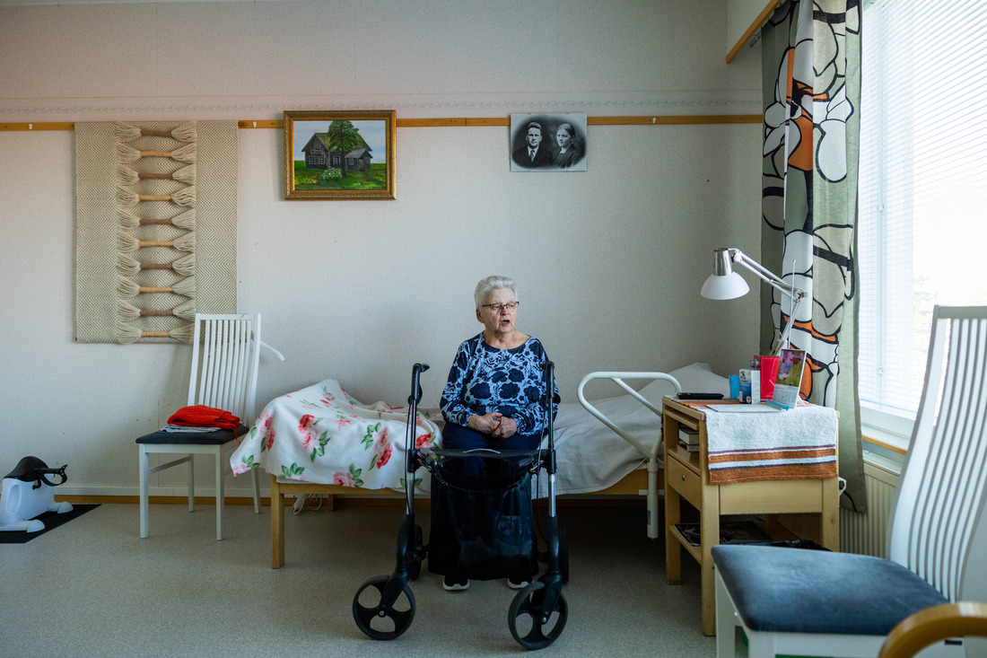 Polvijärven yhteisöasumisen yksikkö. Asukas huoneessaan.