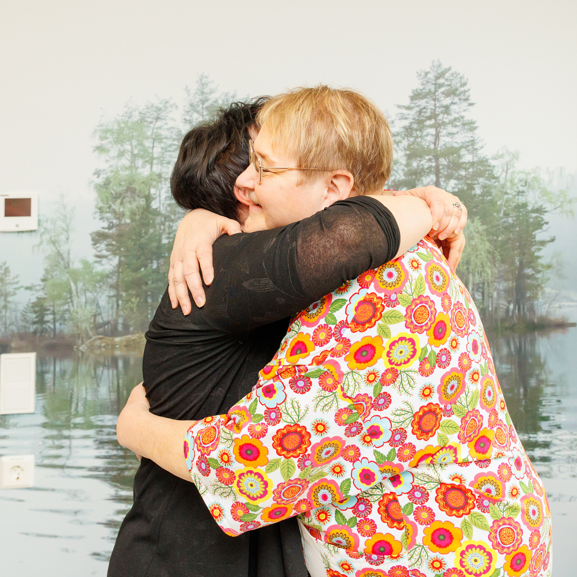 Kaksi ihmistä halaa