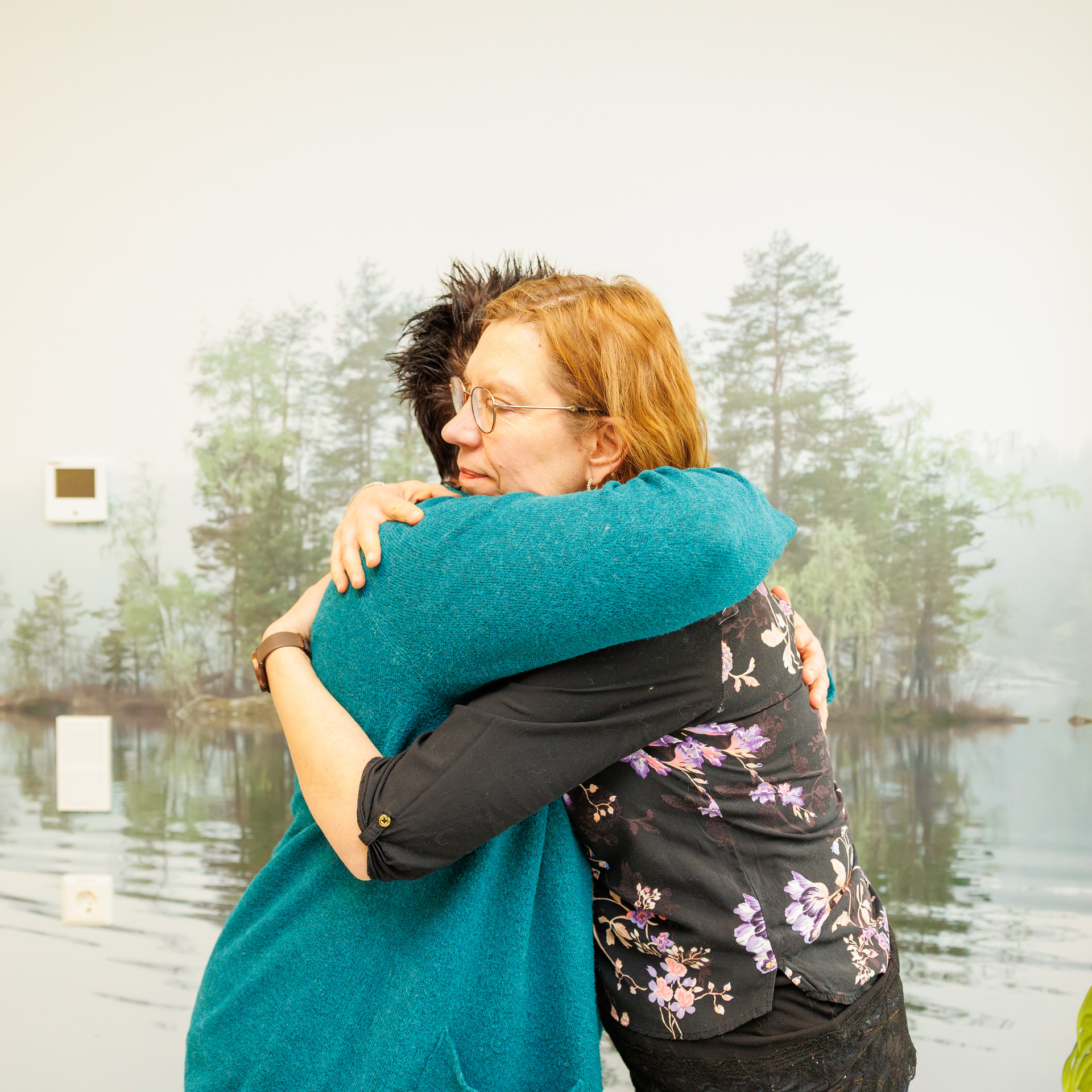 Kaksi ihmistä halaa