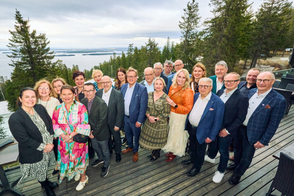 Hyvinvointialueiden puheenjohtajien ryhmäkuva.