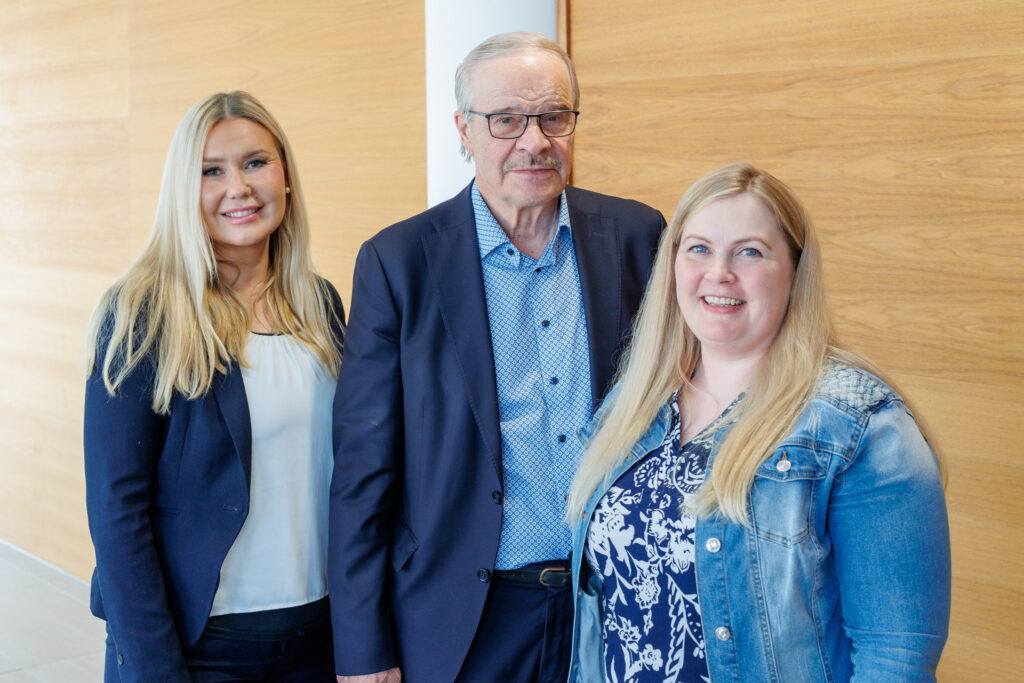 Pohjois-Karjalan hyvinvointialue-Siun soten hallituksen puheenjohtajat 2025-2029.
Karita Kaita, Eero Reijonen, Anna Puruskainen-Saarelainen.